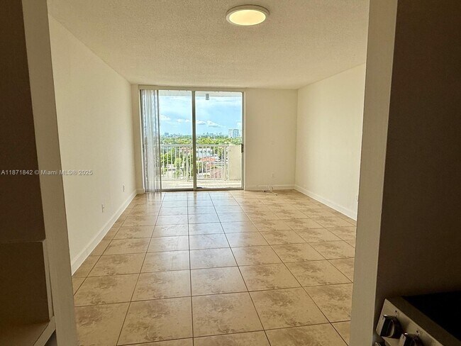 Building Photo - 2000 NE 135th St