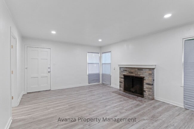 Building Photo - Fresno Mayfair District - 3 Bedroom Home  1 Year Lease