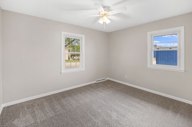 Building Photo - 3 Bedroom 2 Bath 2 Stall Garage Urbandale