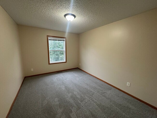 Building Photo - Updated Colonial 3 Bedroom Townhome with N...