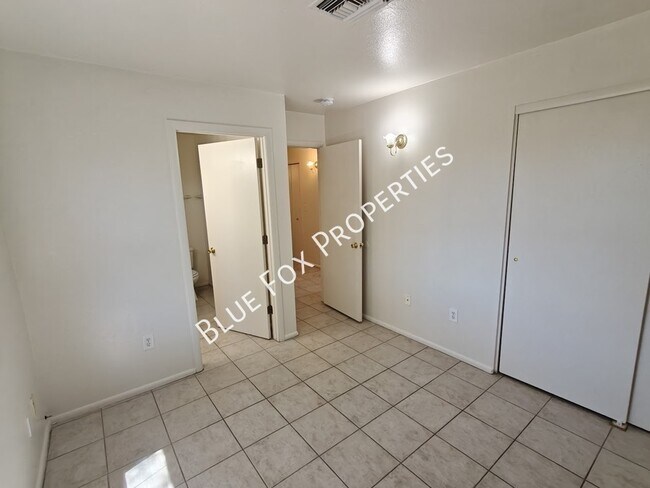 Building Photo - 3318 E Bellevue St