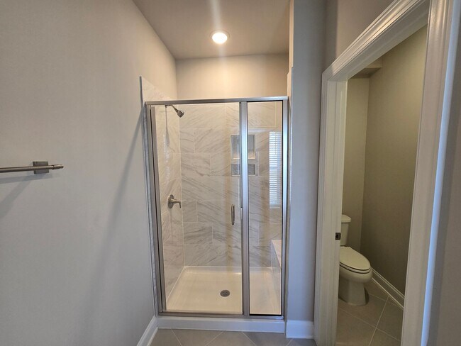 Building Photo - Modern Urban Elegance Meets Functionality