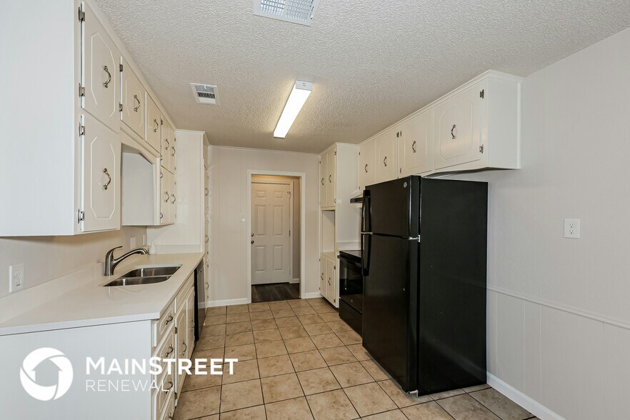 Building Photo - 2025 Schumac Ln