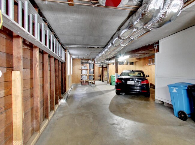 Building Photo - Expansive Top-Floor Richmond Flat | 2BD + Sunroom | Parking Included | Nearly 1,900 Sq. Ft.