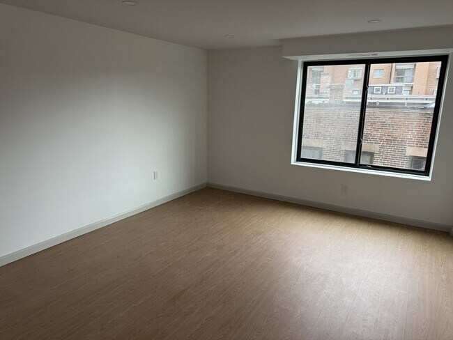 Building Photo - 1243 Beacon St