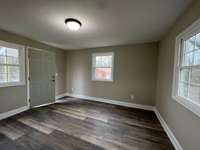 Building Photo - 3 Bedroom 1 Bathroom Home Located In Green...