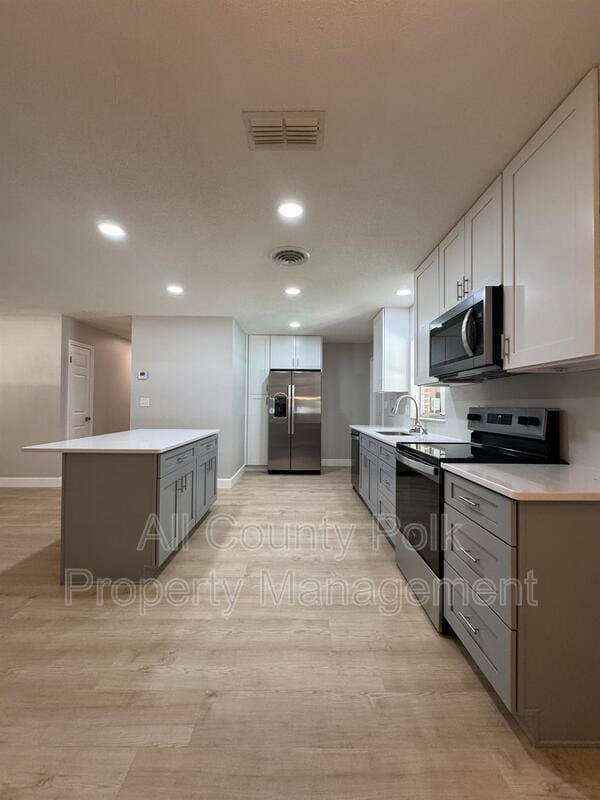 Building Photo - 2255 E Helen Cir