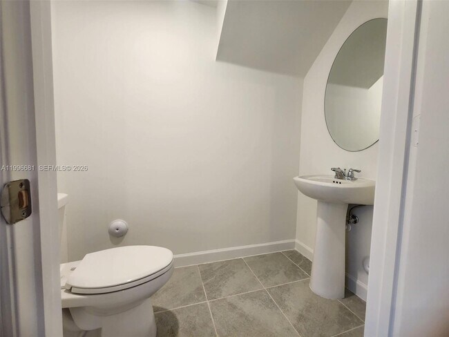 Building Photo - 2429 SE 28th Dr