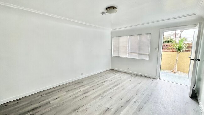 Building Photo - 517 1/2 W 42nd Pl -1/2