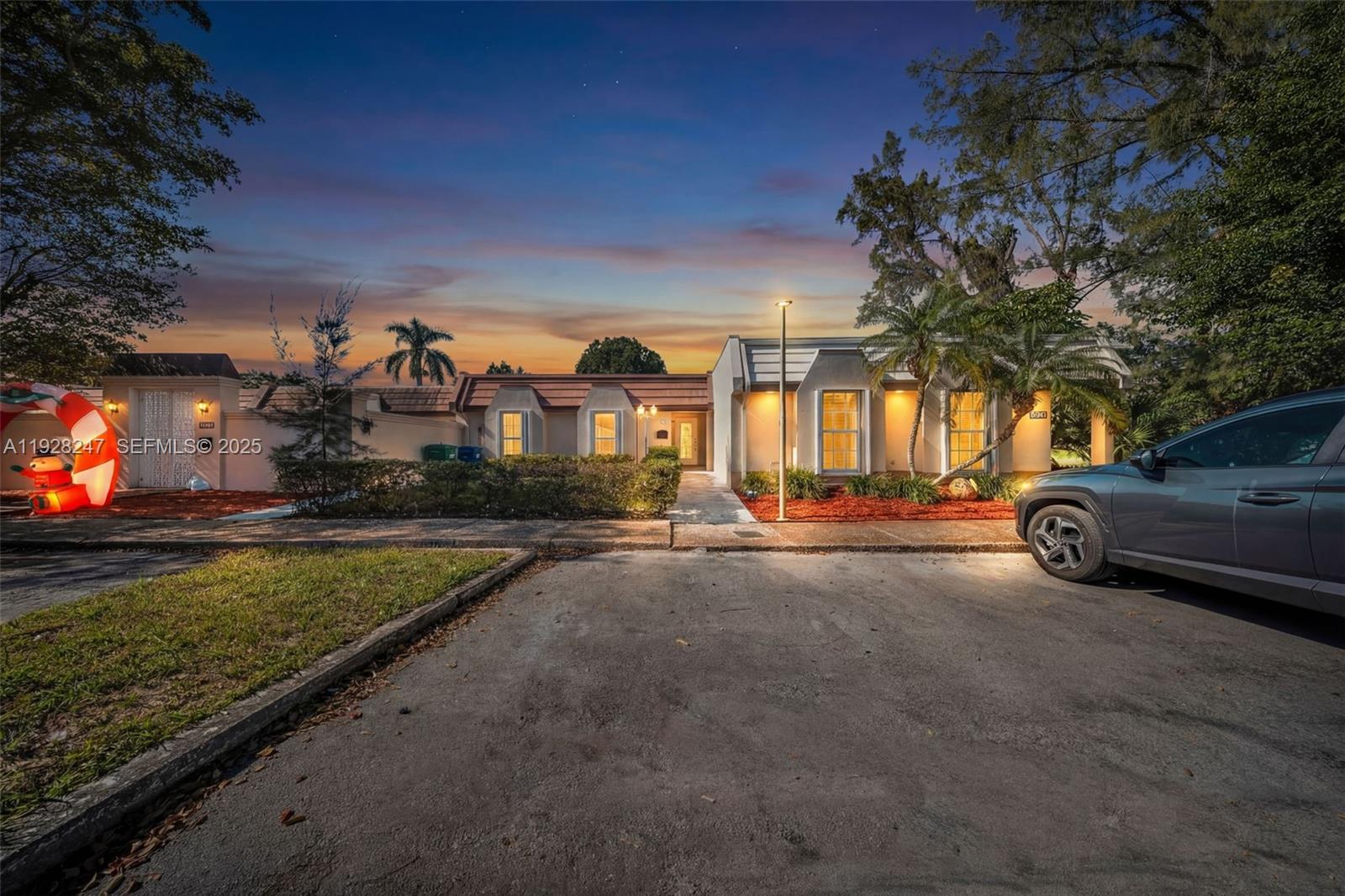 Building Photo - 7417 Twin Sabal Dr