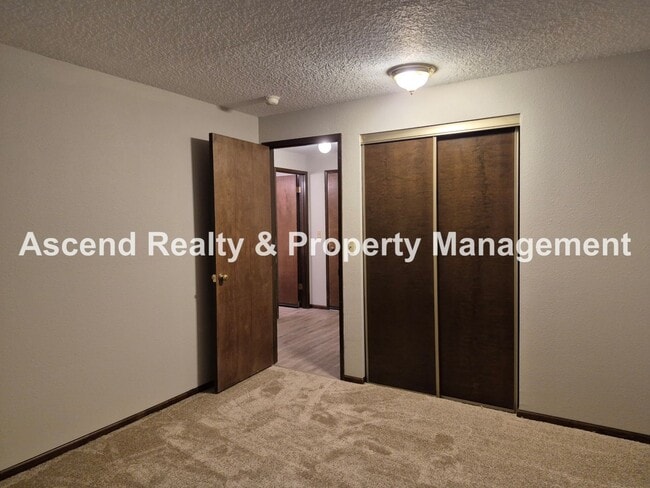 Building Photo - One Level Ranch Greenway Neighborhood Fenc...