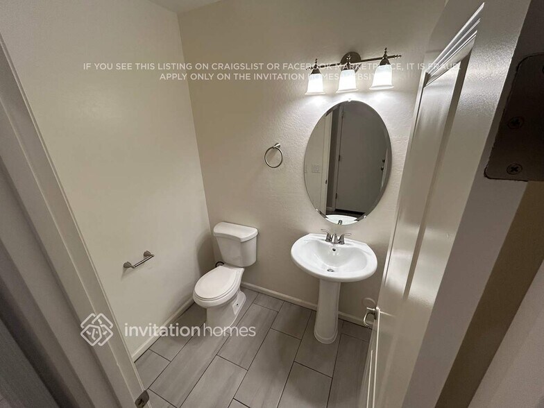 Building Photo - 1827 W Pollack St