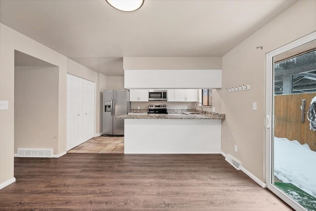 Building Photo - Bright & Spacious Townhome in Lakewood 2bd 2.5ba