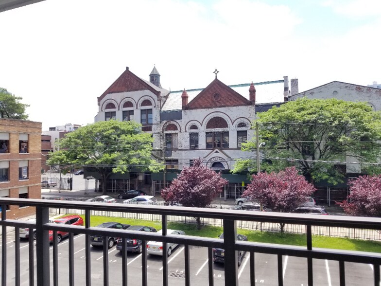 Building Photo - 135 Montgomery St