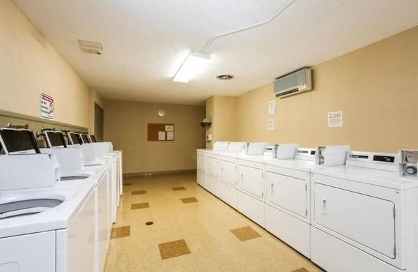 Building Photo - 1601 N Innsbruck Dr