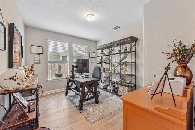 Building Photo - 117 Stone Cyn Dr