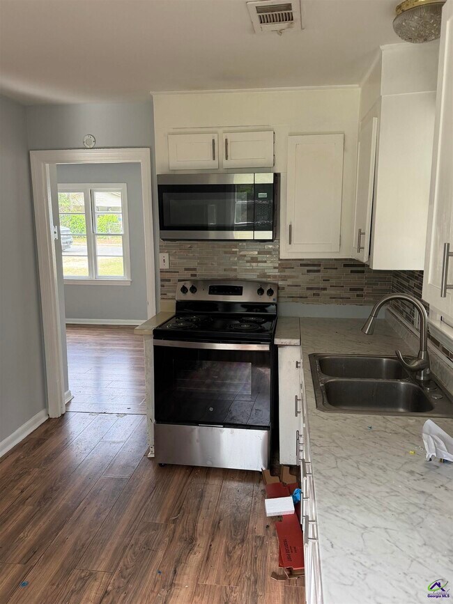 Building Photo - 202 Ruzelle St