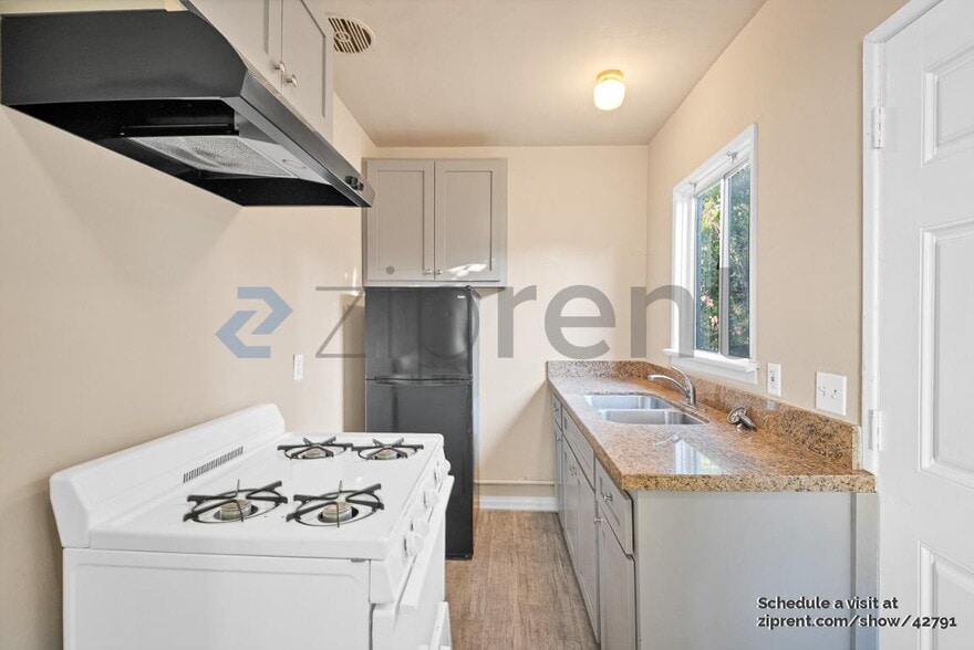Building Photo - 439 E 55th St