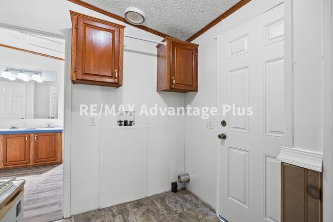 Building Photo - Spacious 4 bedroom home in private setting