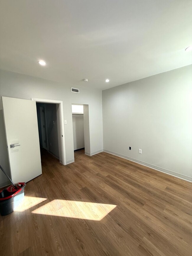 Building Photo - 3 bed 2.5 bath townhome - New Renovation