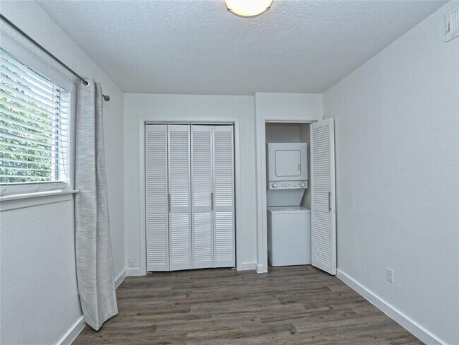 Building Photo - 2302 East Side Dr