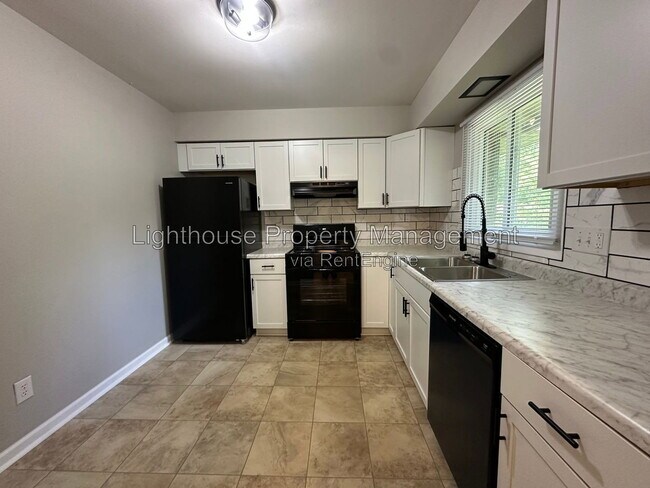 Building Photo - 120 Heather Hills Dr