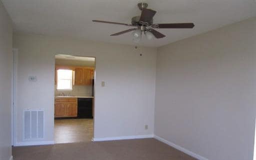 Building Photo - 3 bedroom home close to Fort Campbell and ...