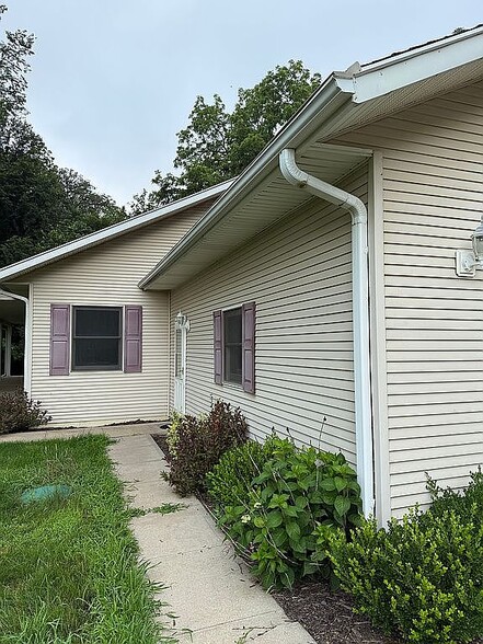 Building Photo - 15024 Peach Ave