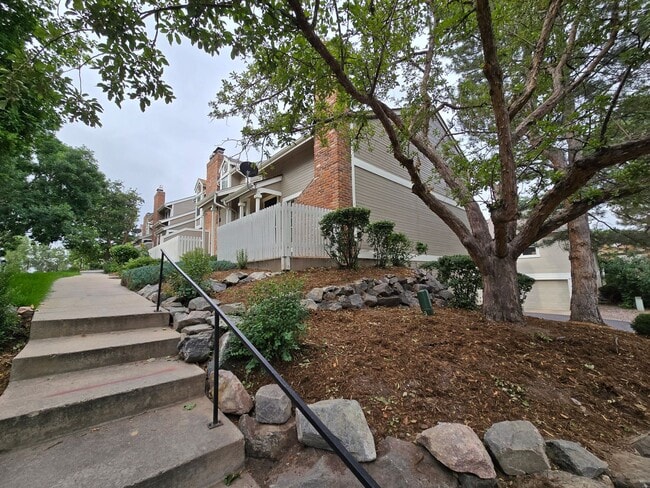 Building Photo - Stunning Townhome with Prime Location and ...