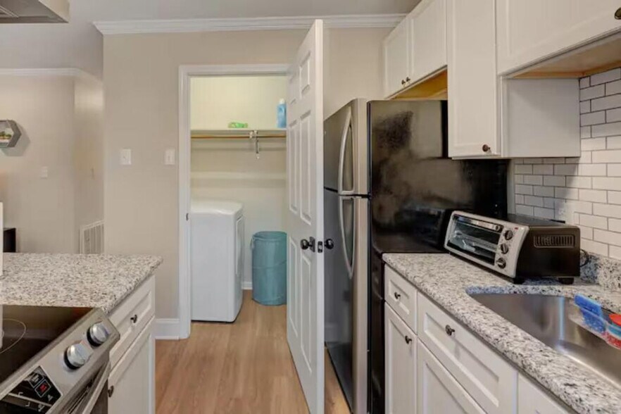 Building Photo - 2225 Summit St