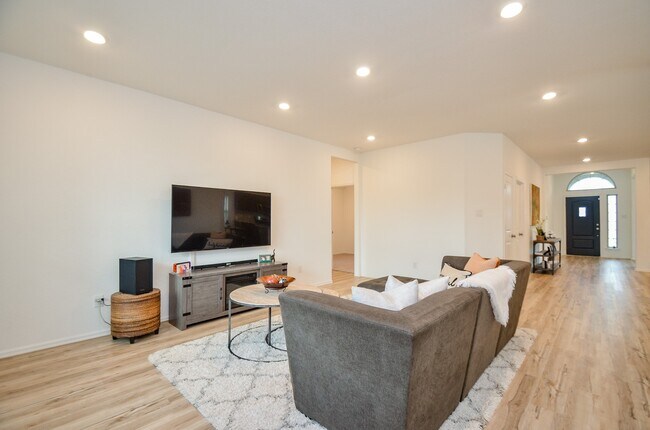 Building Photo - 1105 Breech Dr