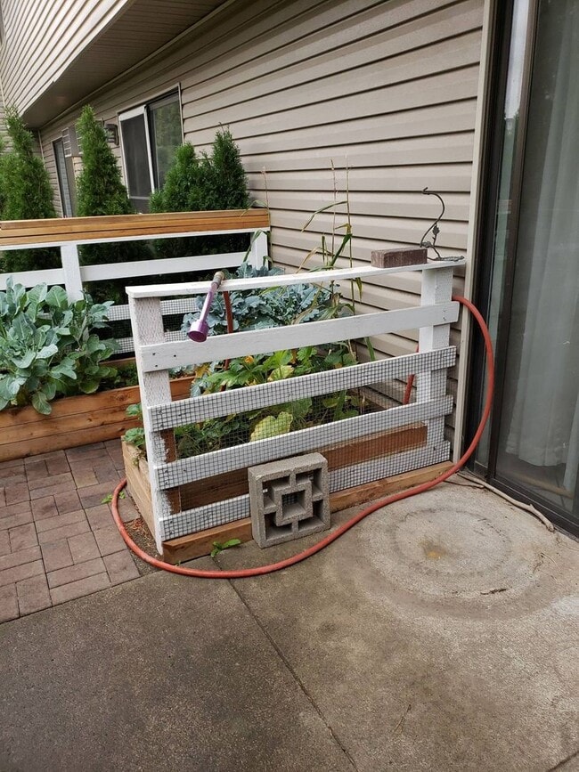 Building Photo - 2005 NE Terre View Dr