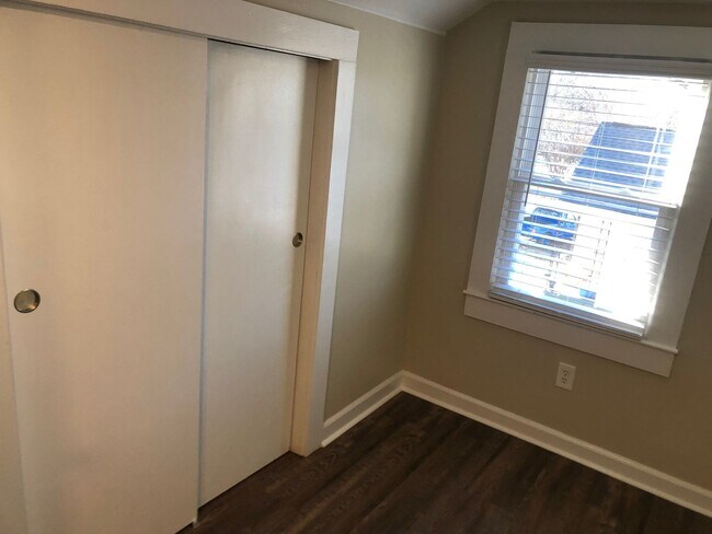 Building Photo - Four bedroom, 2 bath house in Burlington