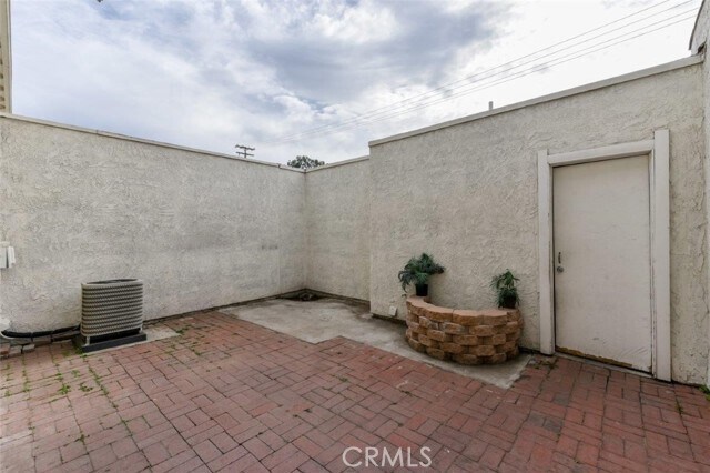 Building Photo - 2057 Dacian Dr S