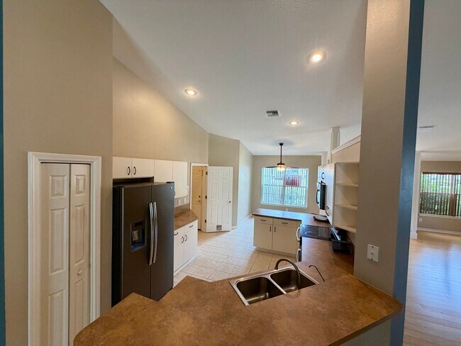 Building Photo - 4 bed 2bath with Pool