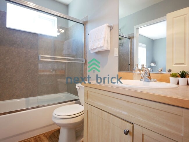Building Photo - Quiet Townhouse 2 Beds 1.5 Bath Available for Rent!