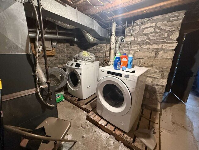 Building Photo - "Furnished Urban Oasis: Spacious 1-Bedroom in Prime St. Louis Location, SOULARD – 900 Sq Ft of Co...