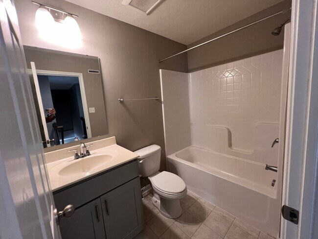 Building Photo - 2105 Canterbury Dr