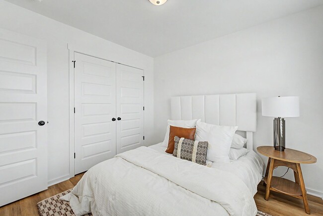 Building Photo - 4 Bed, 2 Bath Home !!