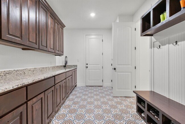 Building Photo - 479 Brown Rd