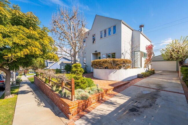 Building Photo - Warm & Inviting Manhattan Beach Rental Home!