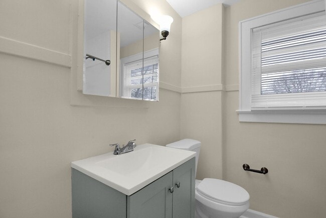 Building Photo - Stylishly Renovated 4 Bed, 2 Bath Single-F...