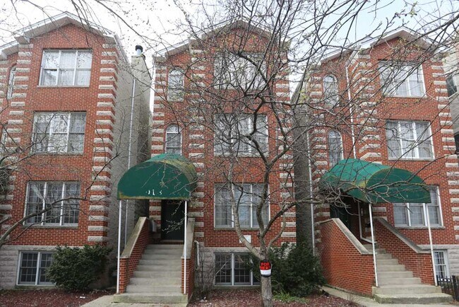 Building Photo - 918 N Paulina St