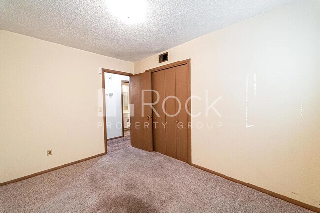 Building Photo - 3 Bedroom Home with 2-Car Garage and Covered Parking