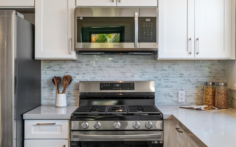 Building Photo - 684 Apgar St