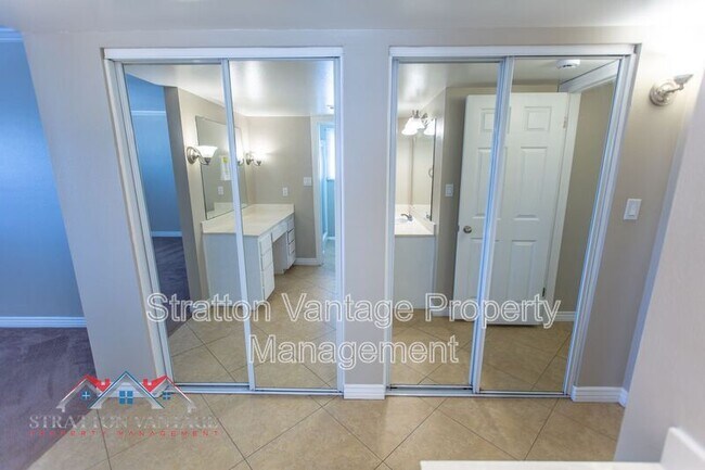 Building Photo - 704 E La Jolla Dr