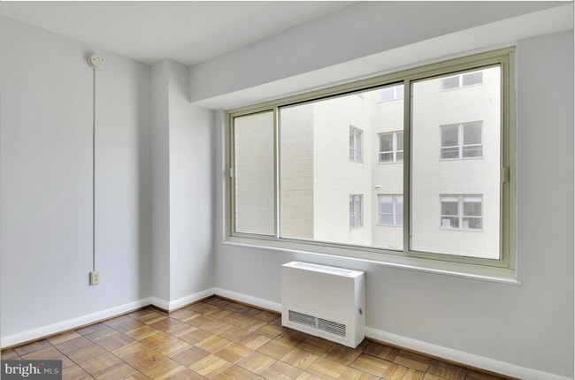 Building Photo - GORGEOUS JR ONE BEDROOM IN DOUPONT