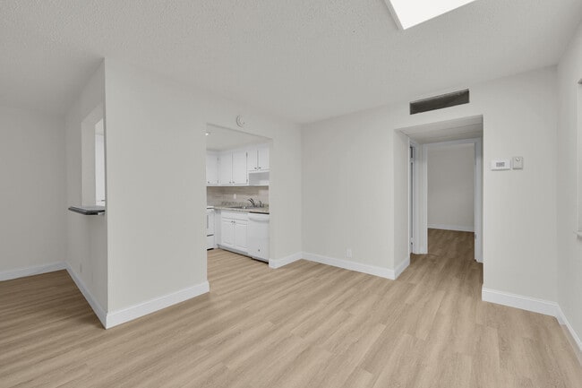 Building Photo - 146 Saxony D