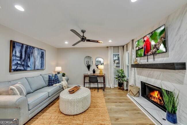 Building Photo - 1018 Falling Valley Ct SE