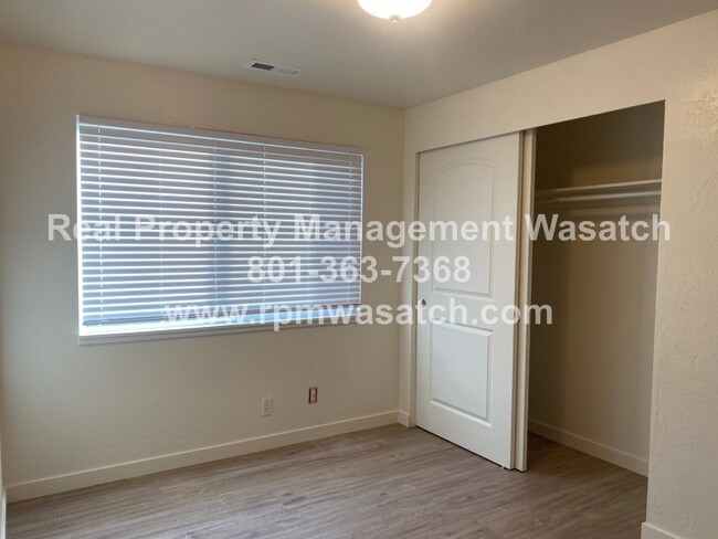 Building Photo - Come See This Remodeled 2 Bedroom 1 Bath F...